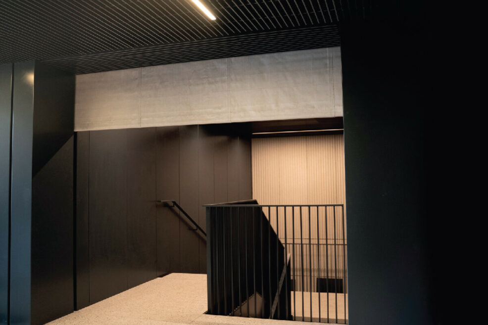 Grafika z wpisu Wie Feuer- und Rauchschutztüren die Effizienz der Evakuierung in Notsituationen unterstützen.