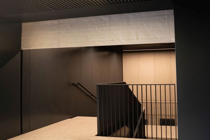 Grafika z wpisu Jak bramy i kurtyny pożarowe wspomagają efektywność ewakuacji w sytuacjach awaryjnych